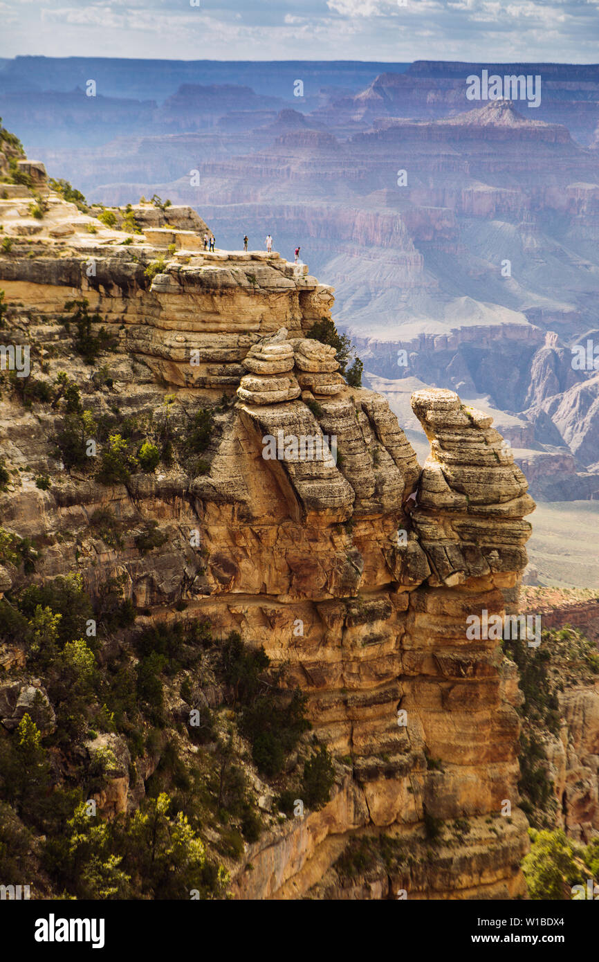 Kleine Leute in der Nähe einer Klippe im South Rim, Grand Canyon National Park, Arizona, USA Stockfoto