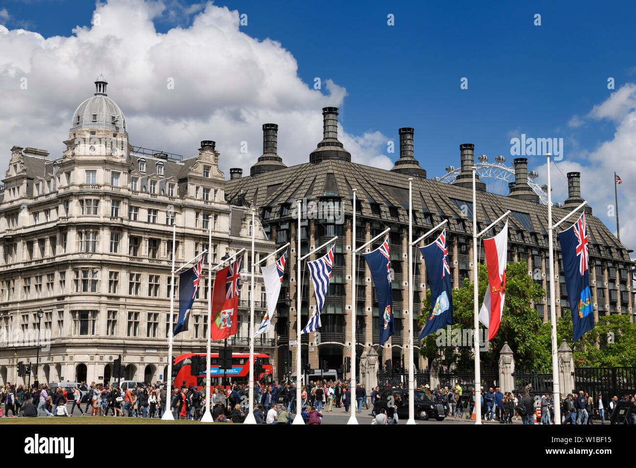 British Commonwealth Fahnen auf den Parliament Square Garten in Richtung Gebäude von Westminster Station an der Bridge Street London Vereinigtes Königreich suchen Stockfoto