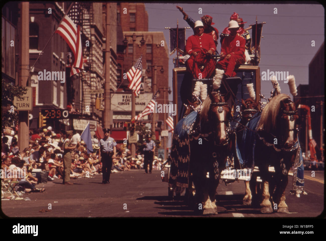 Massen von schätzungsweise über 750.000 LINIE DER PARADESTRECKE als ZIRKUSWAGEN vergangener Tag vergangenen Ruhm beleben, DAS JÄHRLICHE ALTE MILWAUKEE TAGE CIRCUS PARADE Stockfoto