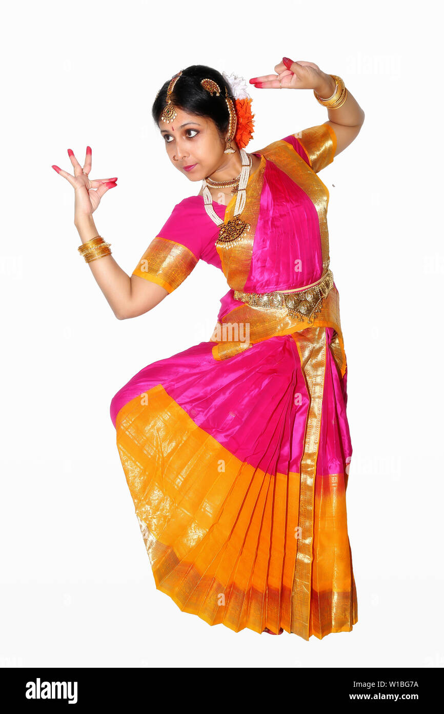 In voller Länge Porträt der jungen Frau Durchführung Bharatanatyam klassischer Tanz Körperhaltung auf weißem Hintergrund Stockfoto