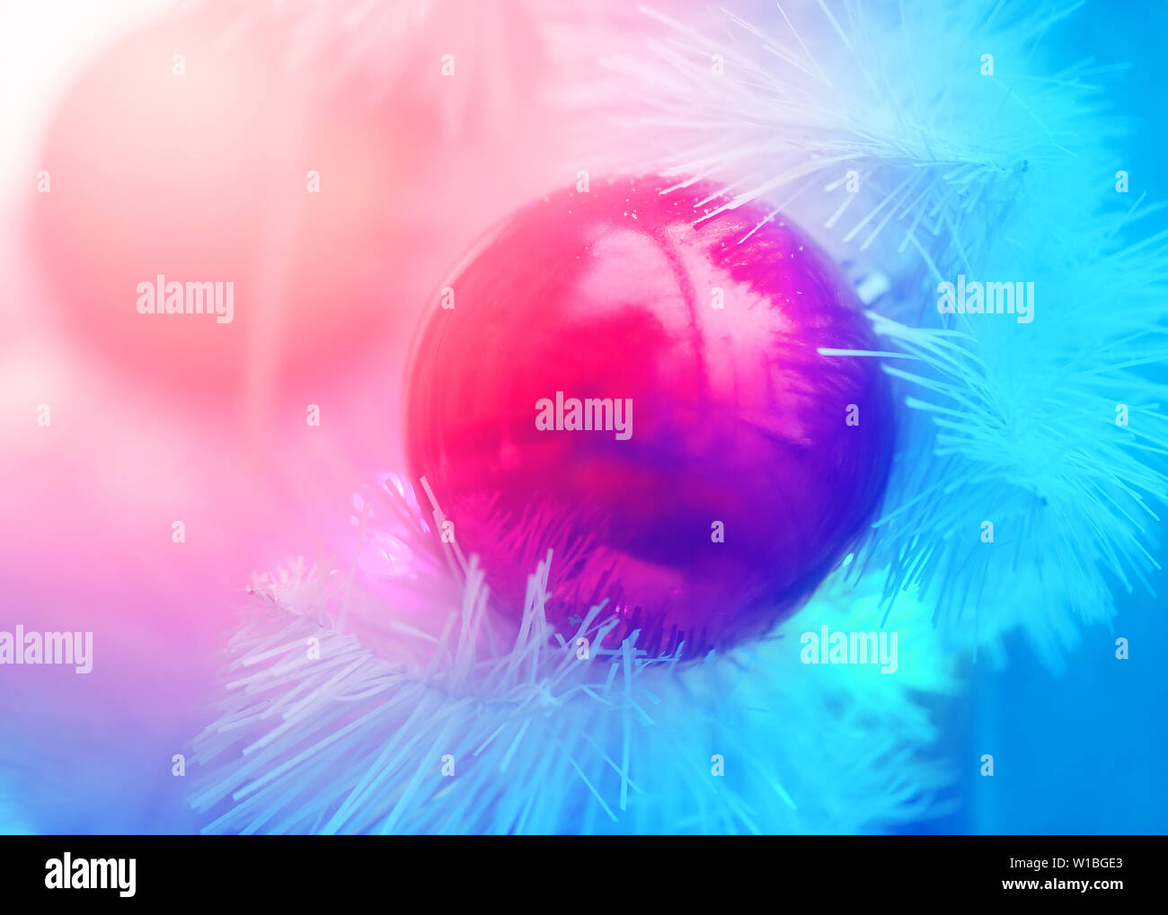 Weihnachten rote Kugeln mit einem weißen Weihnachtsbaum fotografiert. Stockfoto