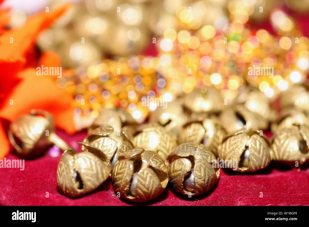 Goldenen Glocken der Füße fusskettchen der klassischen indischen Tänzer mit Verzierungen für Bharatanatyam klassischer Tanz in selektiven Fokus Stockfoto