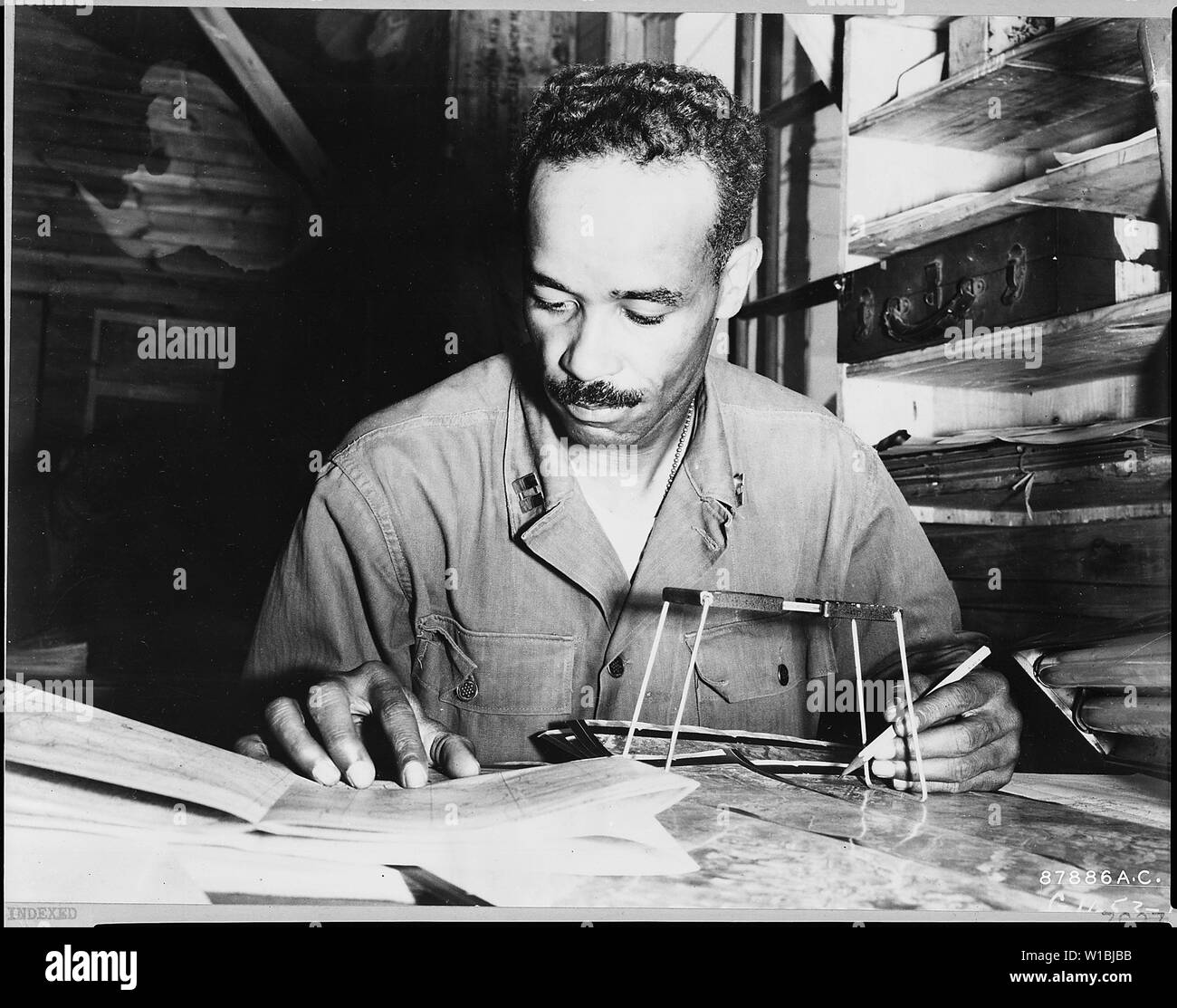 Kapitän Eugene C. Cheatham von Montclair, New Jersey, mit 67Th des Fünften Air Force Taktischer Aufklärer Flügel in einem fortgeschrittenen Koreanischen Airbase, wird angezeigt das Studium Luftaufnahmen von Foto-reconn Flugzeuge der 67th Wing. Er wird Interpretieren Sie die Information auf den Ausdrucken, seine Ergebnisse zu höheren Zentrale, die Ziele zu taktischen Fünfte Air Force Fighter, Fighter-Bomber und leichter Bomber Einheiten für die Bekämpfung von Streiks zuweisen, werden berichten. Stockfoto