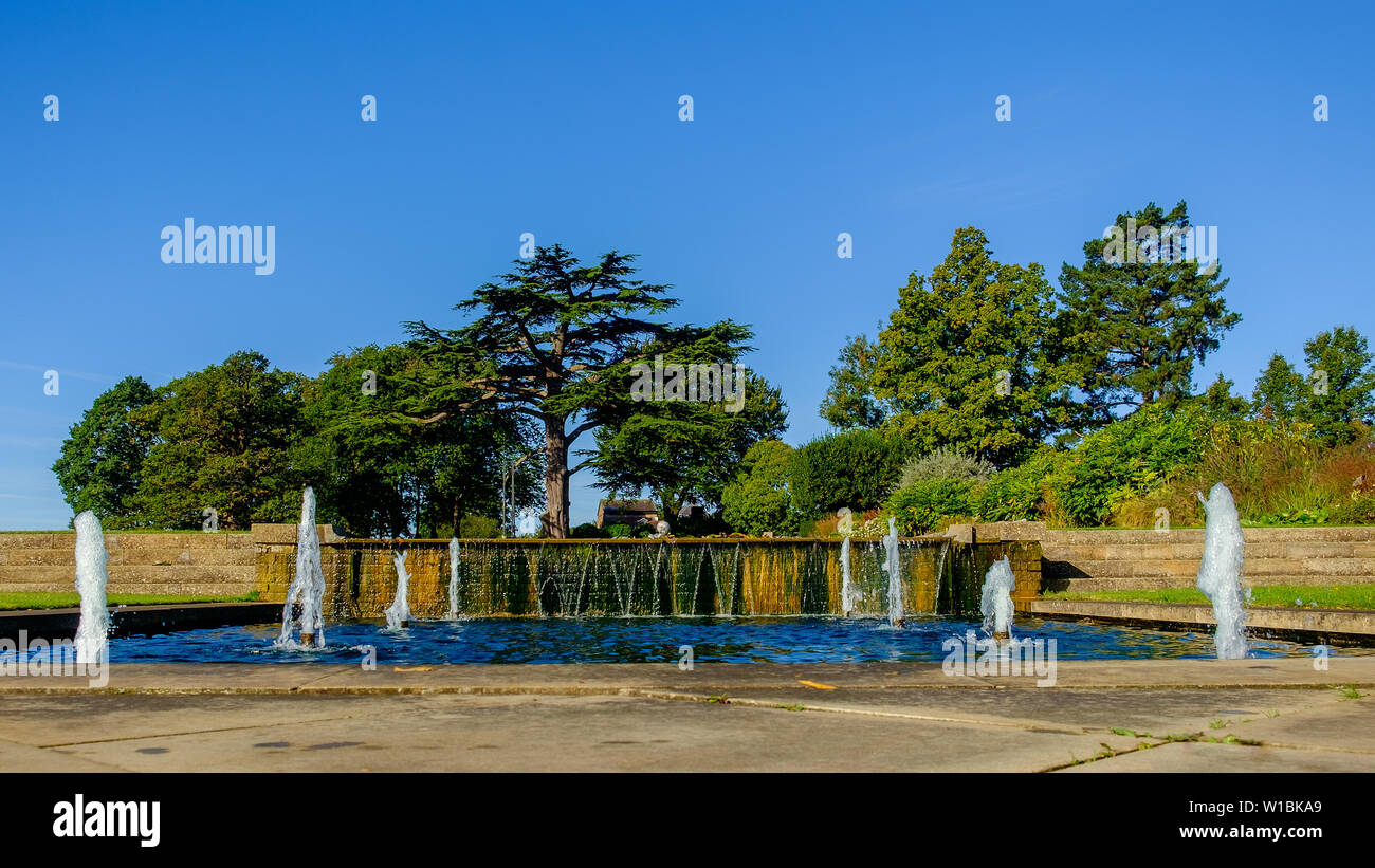 Watford, Großbritannien, September 2018, Teich und Wasserspiel im Garten des Grove Hotels, Hertfordshire, England Stockfoto