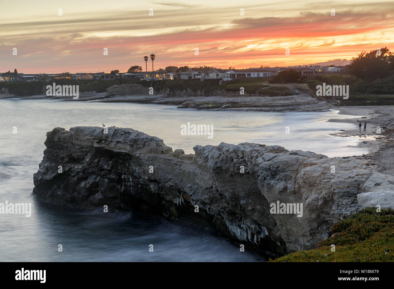 Sommer Sonnenuntergang über Natural Bridges State Beach. Stockfoto