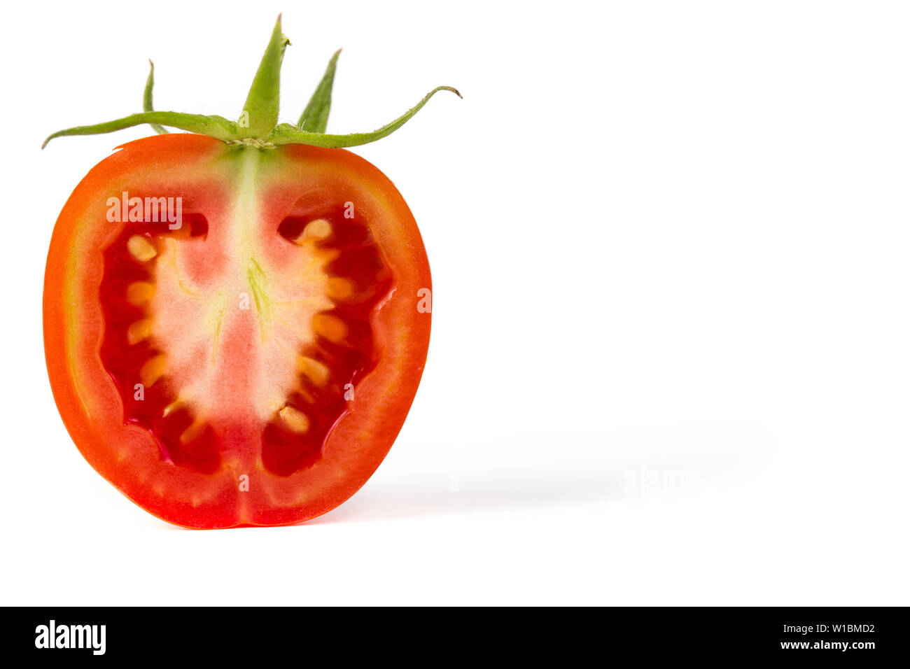 Frische Tomaten auf weißem Hintergrund Stockfoto