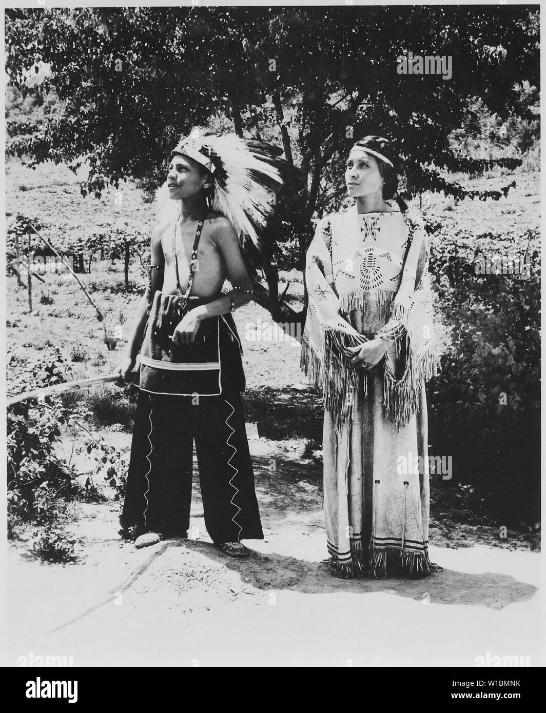 Cherokee Junge und Mädchen in Tracht auf Reservierung, Nord-Carolina, 06/1939 Stockfoto