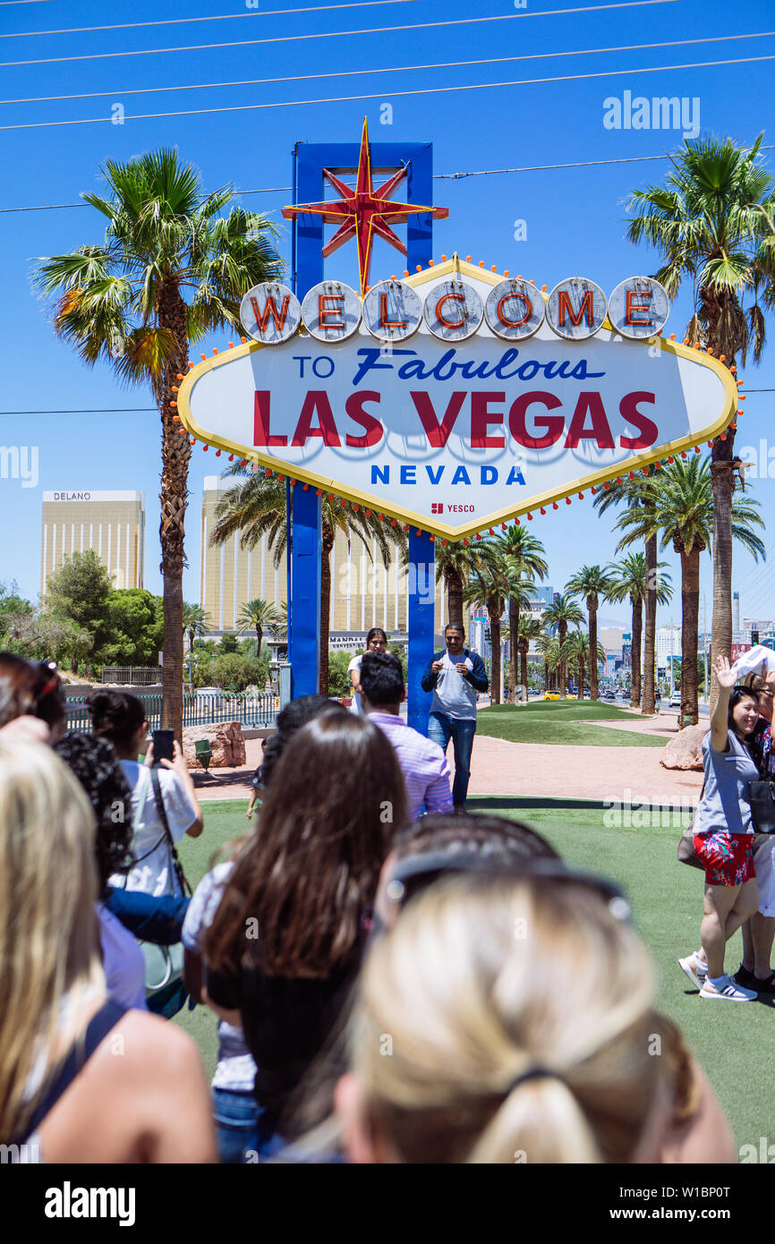 Touristen in eine Warteschlange ein Foto Unter' nehmen Willkommen im fabelhaften Las Vegas'-Zeichen, Las Vegas, Nevada, USA Stockfoto
