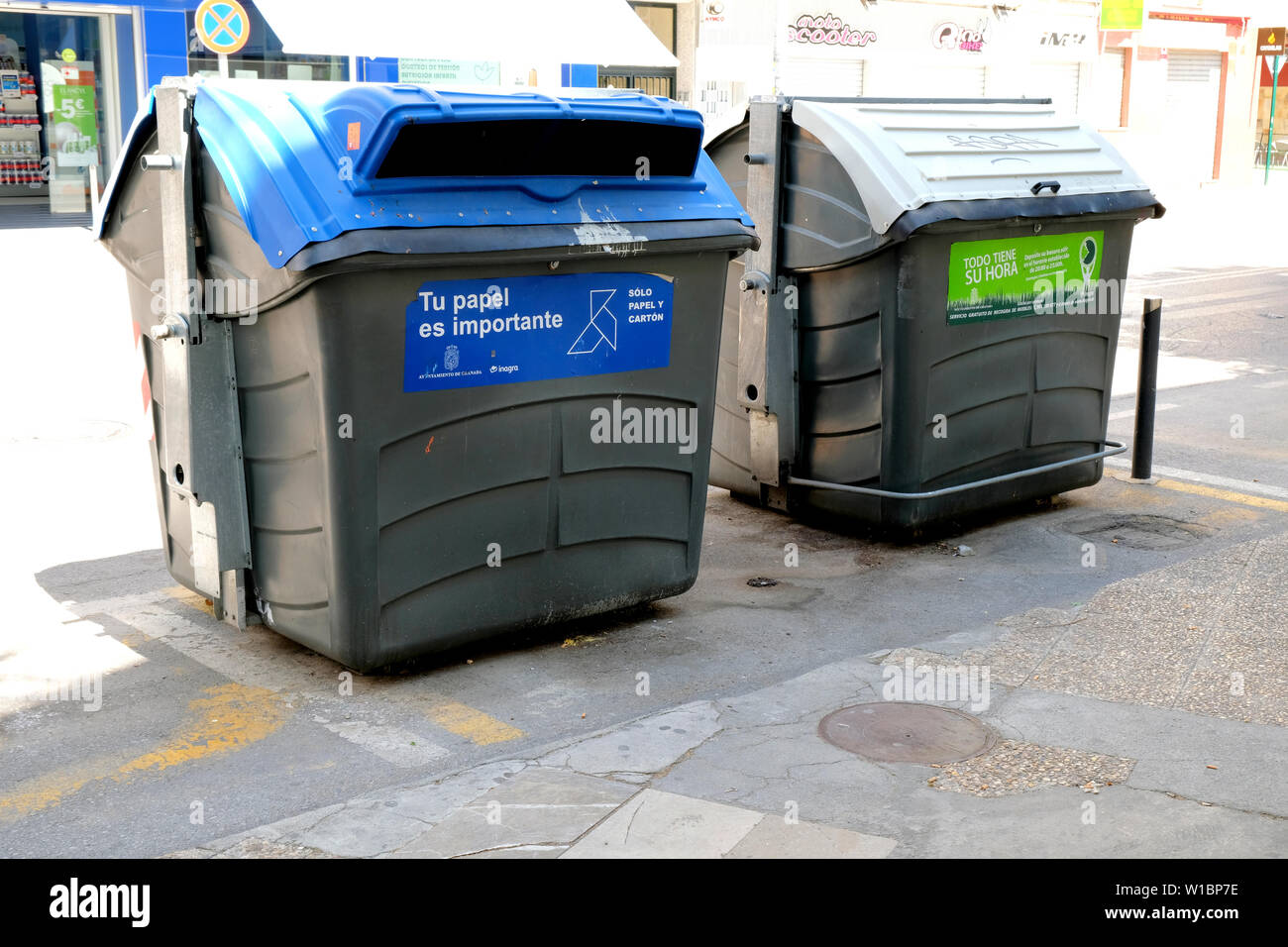 Müll und Recycling bins Seite an Seite auf einer Straße in Granada, Spanien; "tu Papel es importante" (Ihr rolepaper ist wichtig). Stockfoto