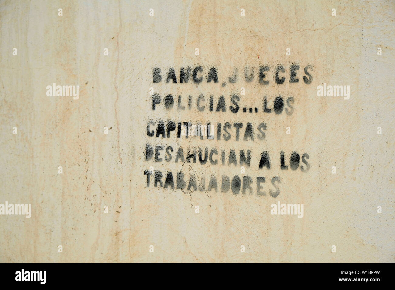 Politischer protest Stencil graffiti Ausdruck ein anti Richter, Polizei und Kapitalisten Sicht zugunsten der besitzlosen Arbeiter und Arbeit; Granada, Spanien. Stockfoto