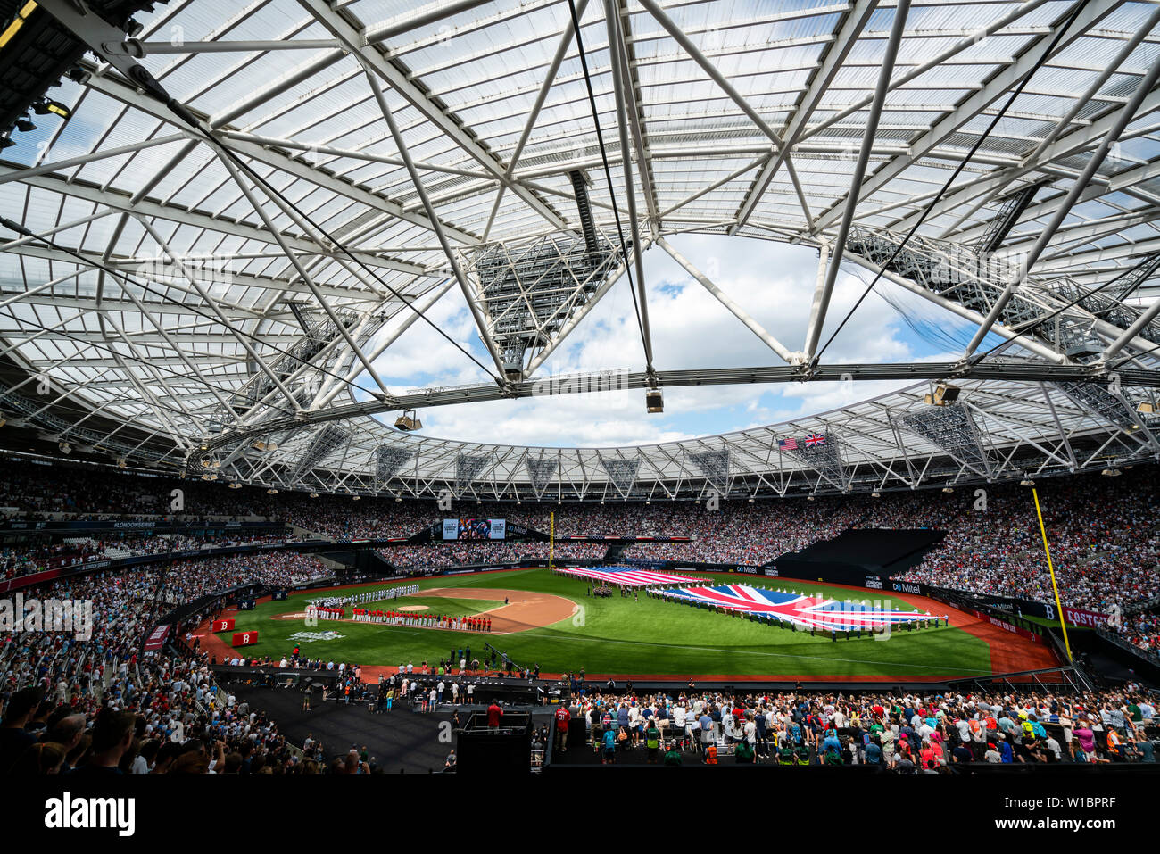 Us-Piloten präsentieren die Farben der amerikanischen Flagge neben der Royal Military Partner in Spiel zwei der Major League Baseball London Serie in London Stadion am 30. Juni 2019. Das Spiel zwei der ältesten Teams der MLB, die New York Yankees und Boston Red Sox vor einem ausverkauften Schauplatz von 60.000 Fans. (U.S. Air Force Foto von SSgt Rachel Maxwell) Stockfoto