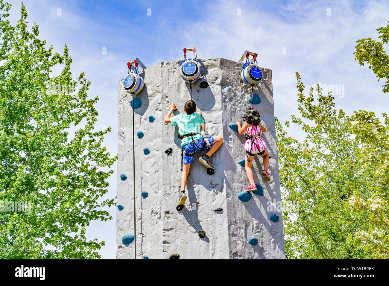 Kinder mit Kletterwand, Canada Day, Waterfront Park, North Vancouver, British Columbia, Kanada Stockfoto