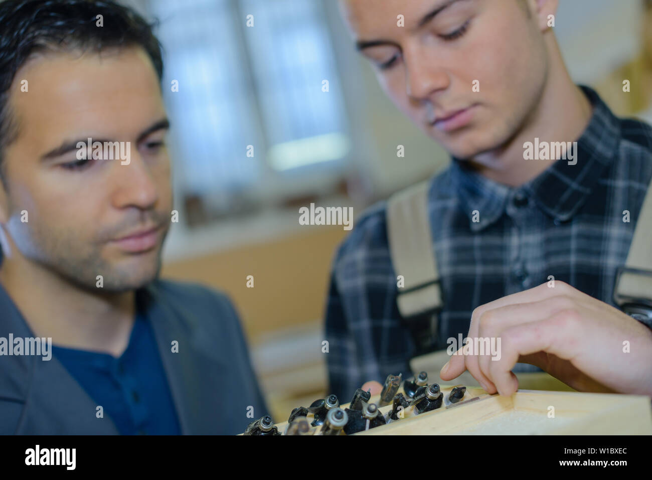 Zwei männliche Meister Arbeiten in der Werkstatt Stockfoto