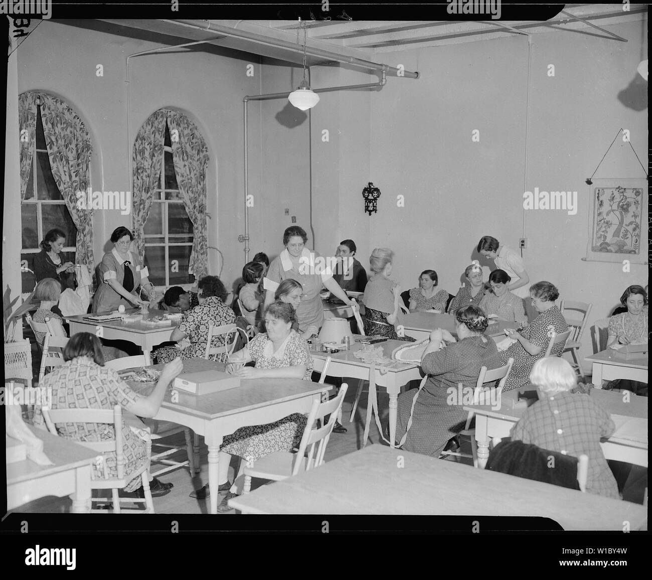 Columbus, Ohio. State Hospital. Hier der Works Progress Administration (WPA) hat eine große Zahl von Arbeitnehmern, die in Arbeits- und Freizeit Therapie für Patienten des Krankenhauses unterstützen. Foto zeigt die Works Progress Administration Frauen Begleiter bei der Beschäftigungstherapie mit den Frauen Patienten. Stockfoto