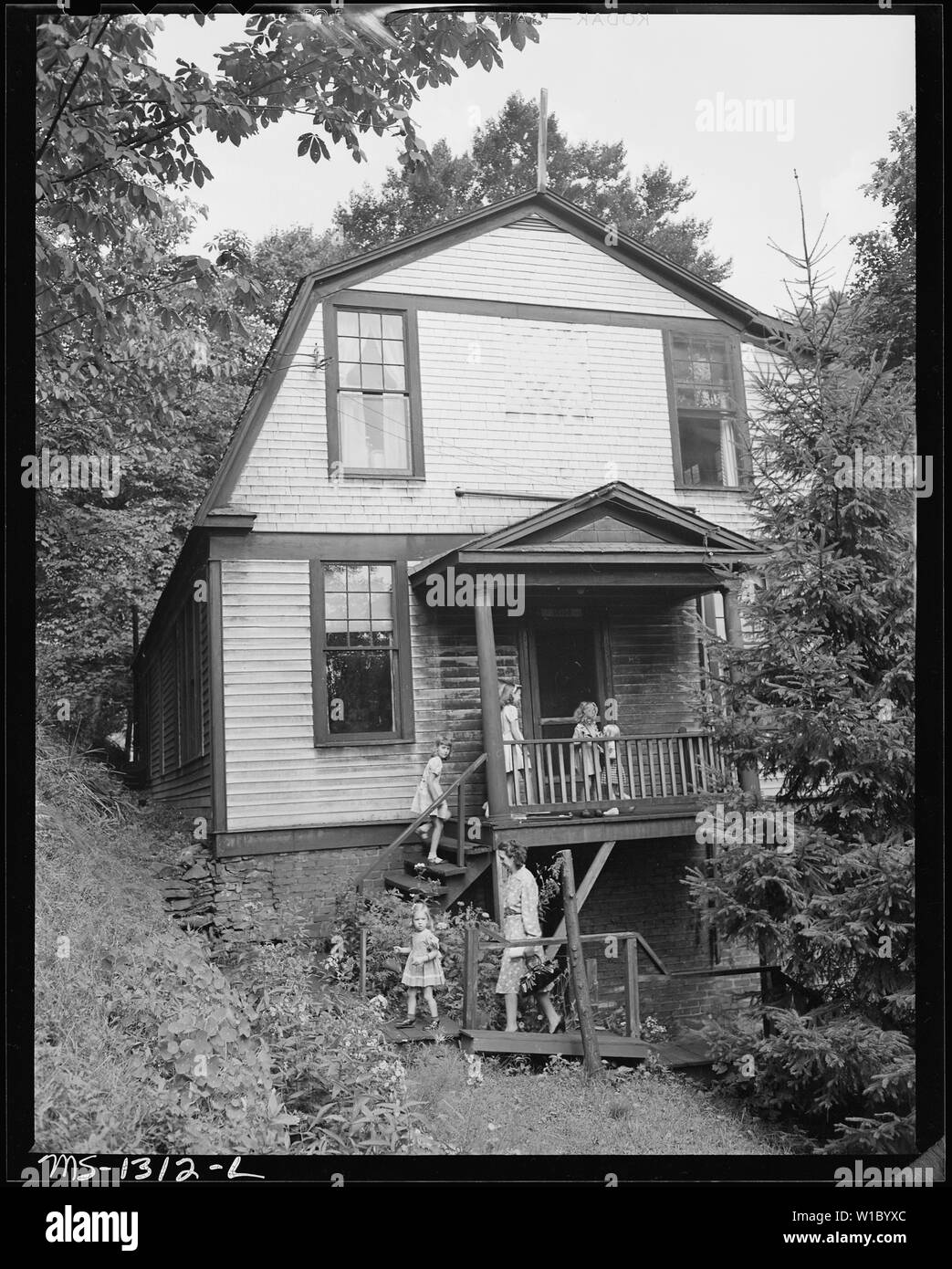 Der Aufbau von Gemeinschaft von Unternehmen, in der Gottesdienste für Weiß gehalten werden. Kingston Pocahontas Coal Company, Warwick Mine, Welch, McDowell County, West Virginia. Stockfoto