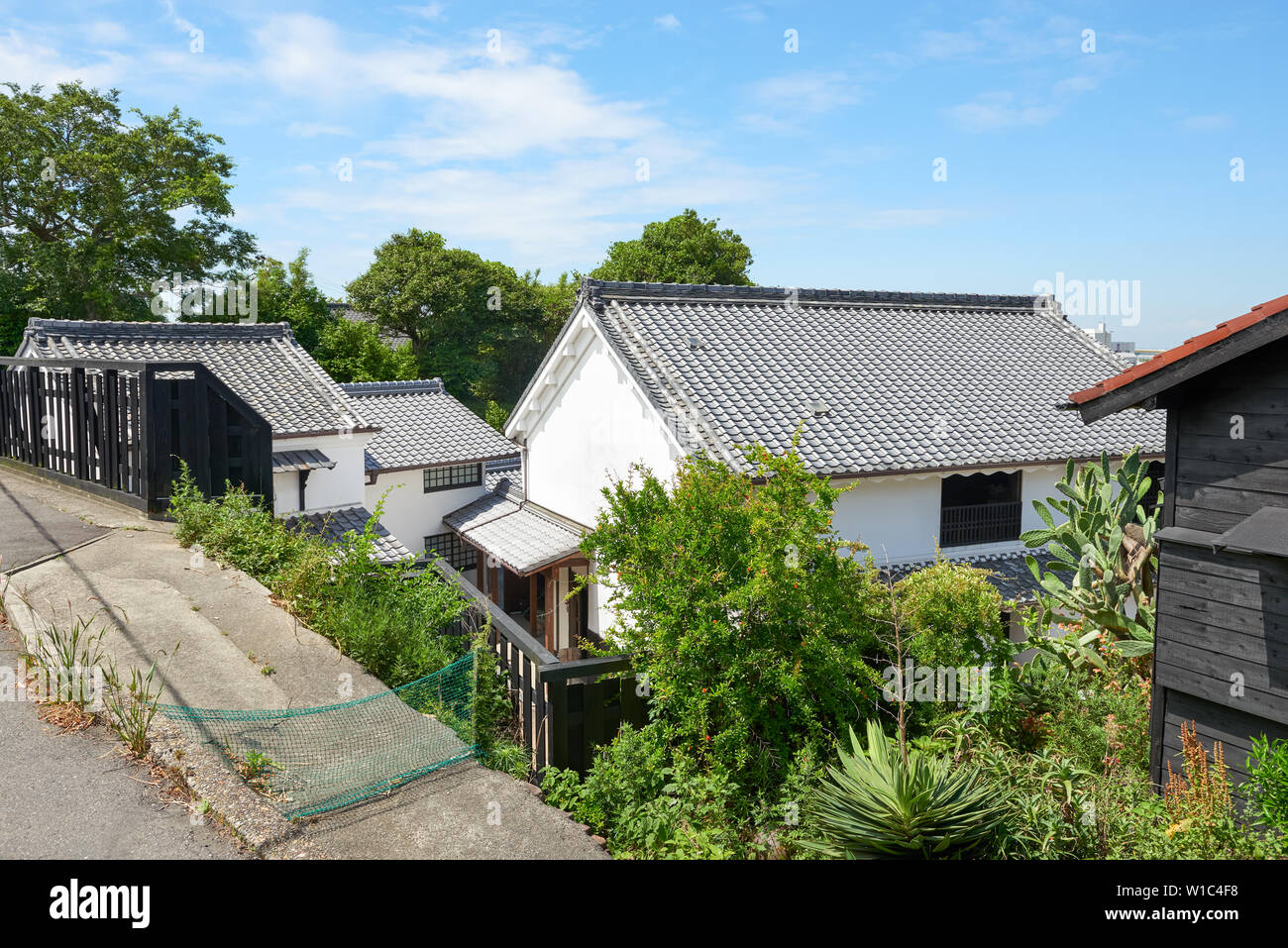 Traditionelle Japanische Architektur an der Tokoname Töpferei Fußweg. Der Ort ist in der Nähe von Nagoya Chubu Centrair Flughafen entfernt. Stockfoto