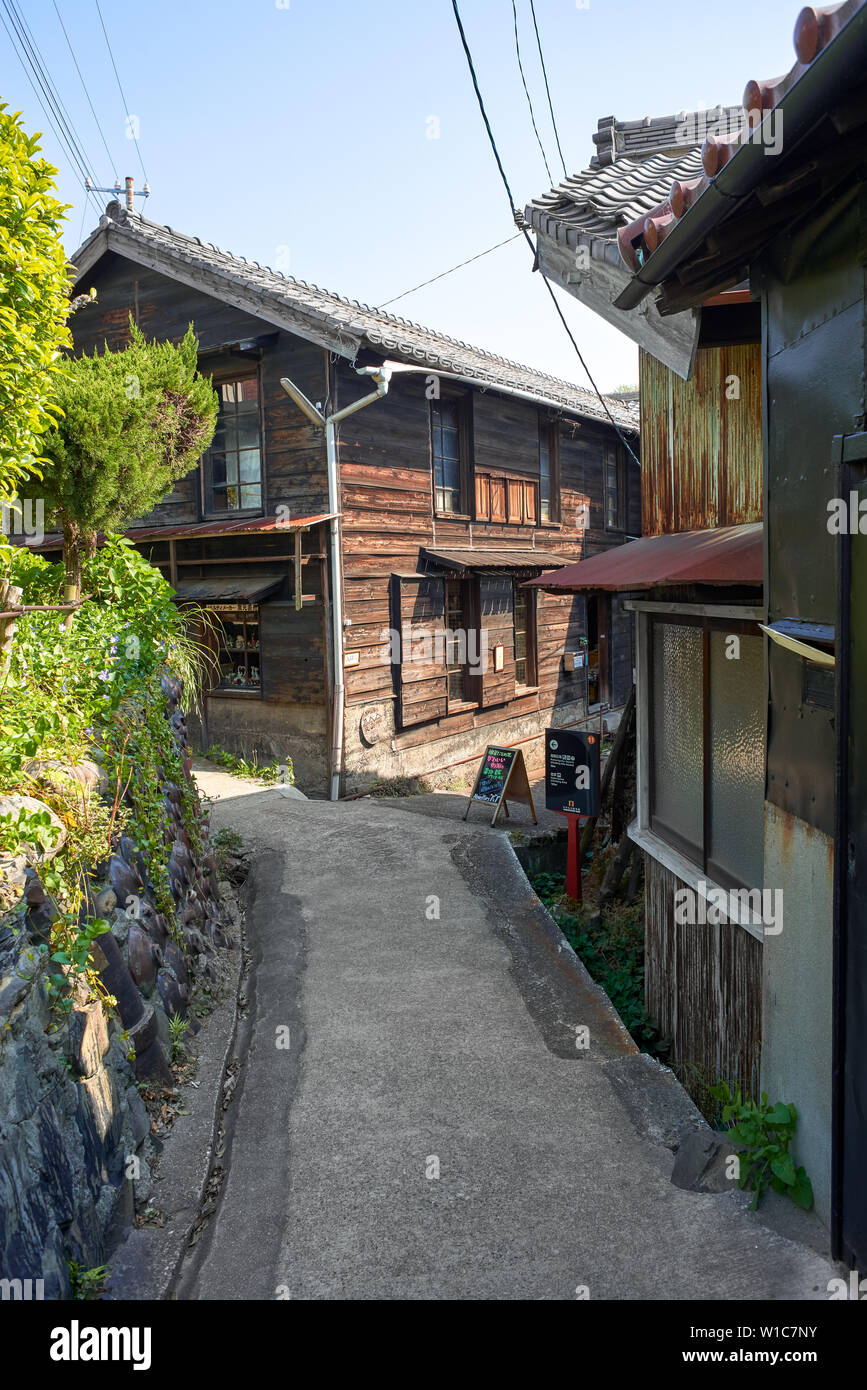 Traditionelle Japanische Architektur an der Tokoname Töpferei Fußweg. Der Ort ist in der Nähe von Nagoya Chubu Centrair Flughafen entfernt. Stockfoto