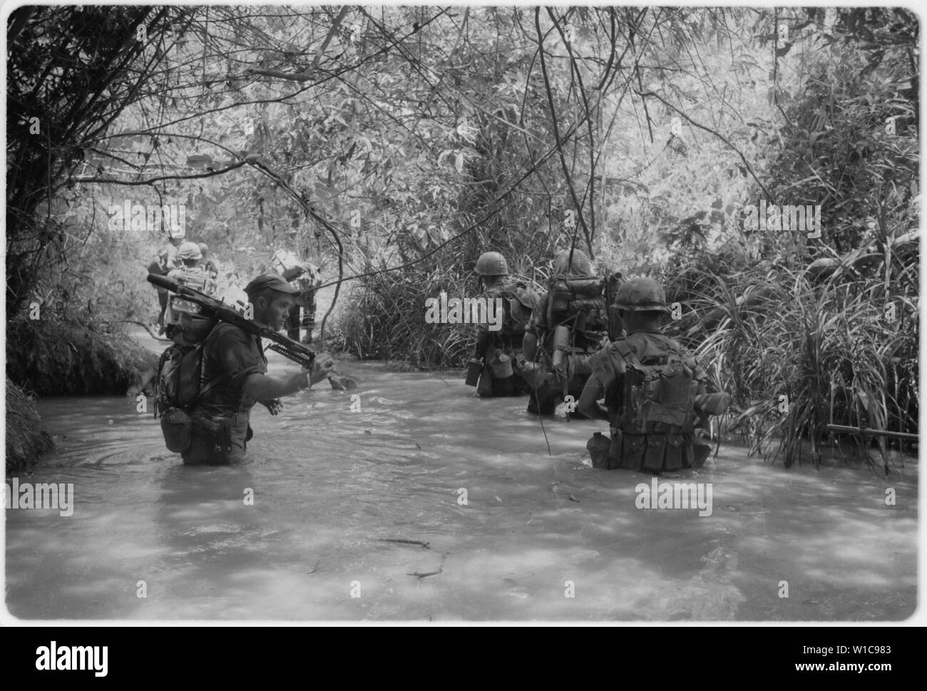 Dong Ha, Vietnam. Operation Hastings - Marinen der Firma H, 2.BATAILLON, 4. Marine Regiment, um das Wasser, wie sie bewegen, mit anderen Elementen ihrer Bataillon zu verbinden. Stockfoto