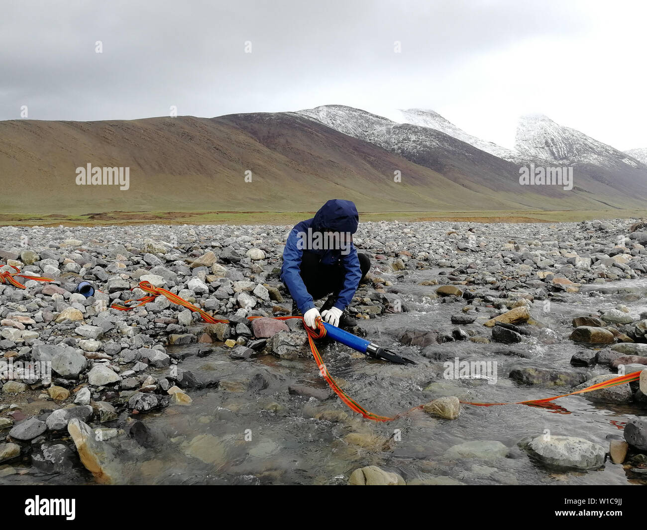Peking, China. 1. Juli 2019. Ein Forscher überwacht die Wasserqualität von glazialen Abfluss während einer Expedition auf einer Höhe von 5.170 m im Südwesten Chinas Tibet autonomen Region um 14:03 am Juli 1, 2019. In ihrer Vision, das, was eine Person ein Wissenschaftler? Chinesische Akademie der Wissenschaften (CAS) hat eine 24-Stunden live Webcast Montag seine Forscher arbeiten mit Bilder zu dekodieren. Credit: Wang Wenqiang/Xinhua/Alamy leben Nachrichten Stockfoto