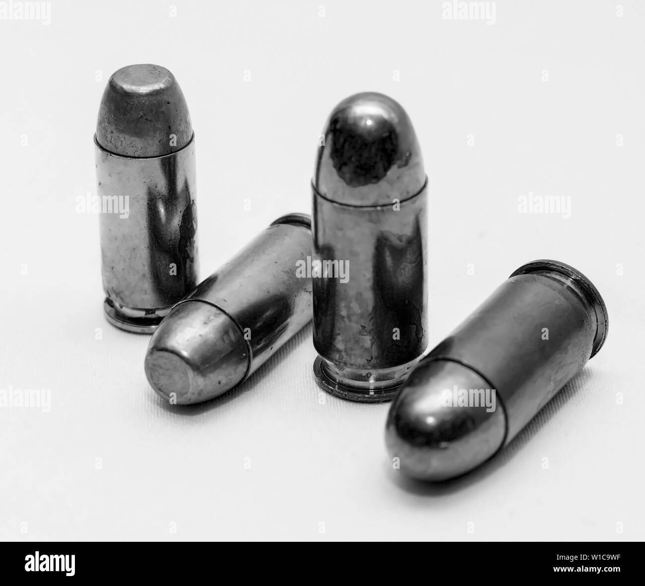 Vier Full metal jacket Kugeln, zwei 45- und zwei 40-Kaliber Kaliber geschossen in Schwarz und Weiß Stockfoto