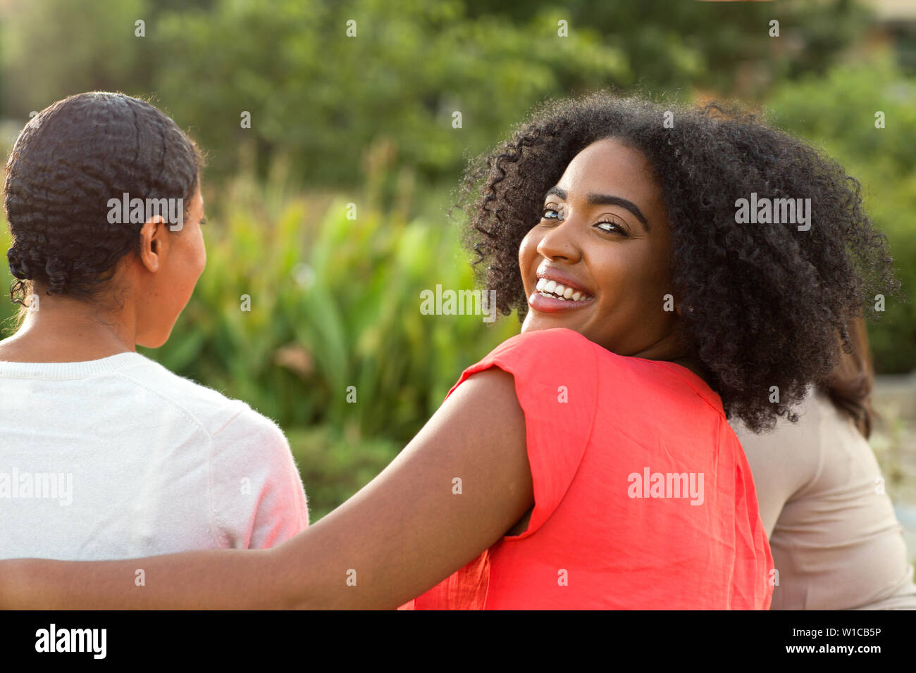 Heterogene Gruppe von Freunden reden und lachen. Stockfoto