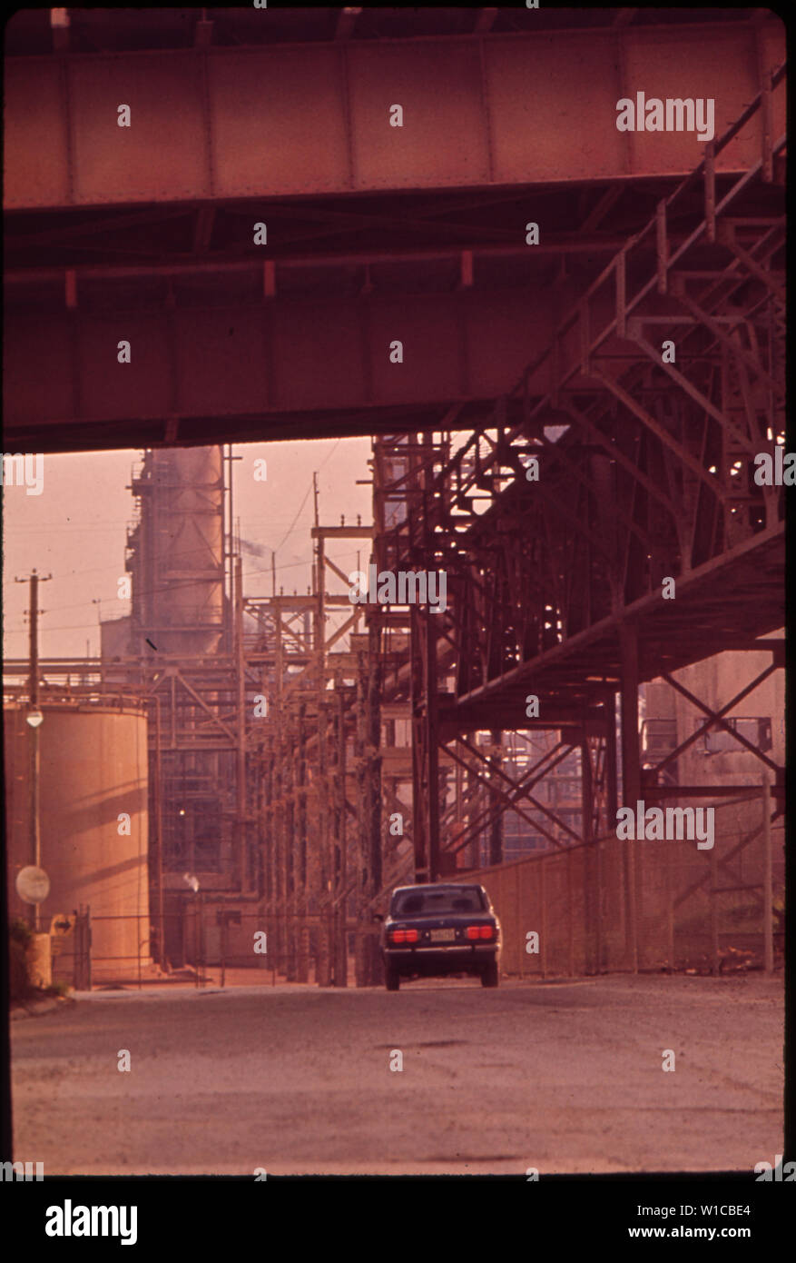 Eingang zum Kaiser Aluminium unter den Mississippi River Bridge. Wegen der korrosiven Dämpfe aus dem nahe gelegenen Industrien, DIE BRÜCKE MUSS STÄNDIG sandgestrahlt und lackiert Stockfoto