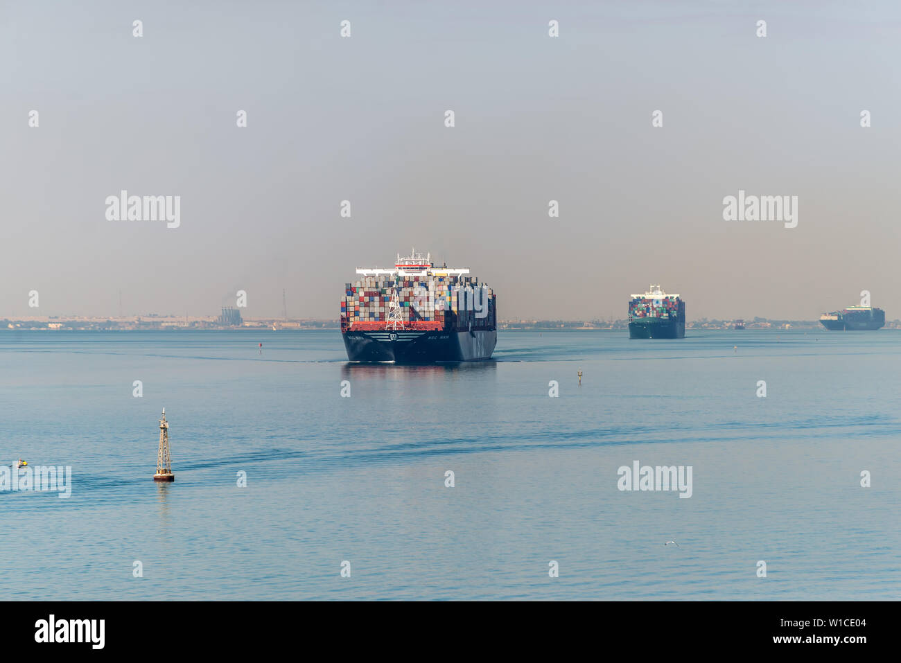 Suez, Ägypten - November 5, 2017: Große Containerschiffe (Schiffe), Suez Kanal in den sandigen Haze (die Große bittere See) in der Nähe von Suez, Ägypten, Afrika. Stockfoto