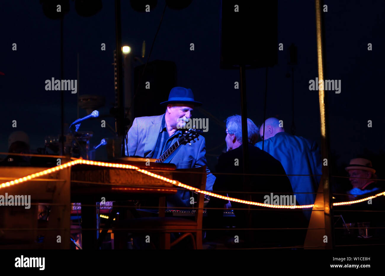 Middletown, CT USA. Apr 2015. Ältere Musiker zu einem kurzen Gespräch Pause zwischen den Leistungen in der Nacht. Stockfoto