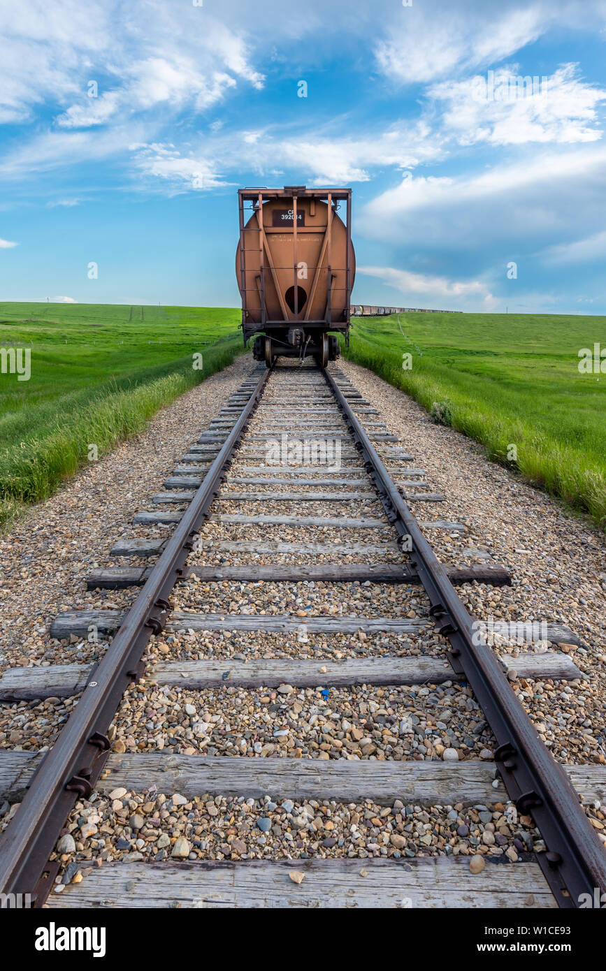 Der letzte Zug Auto in einer langen Linie mit Track im Vordergrund im ländlichen Saskatchewan, Kanada Stockfoto