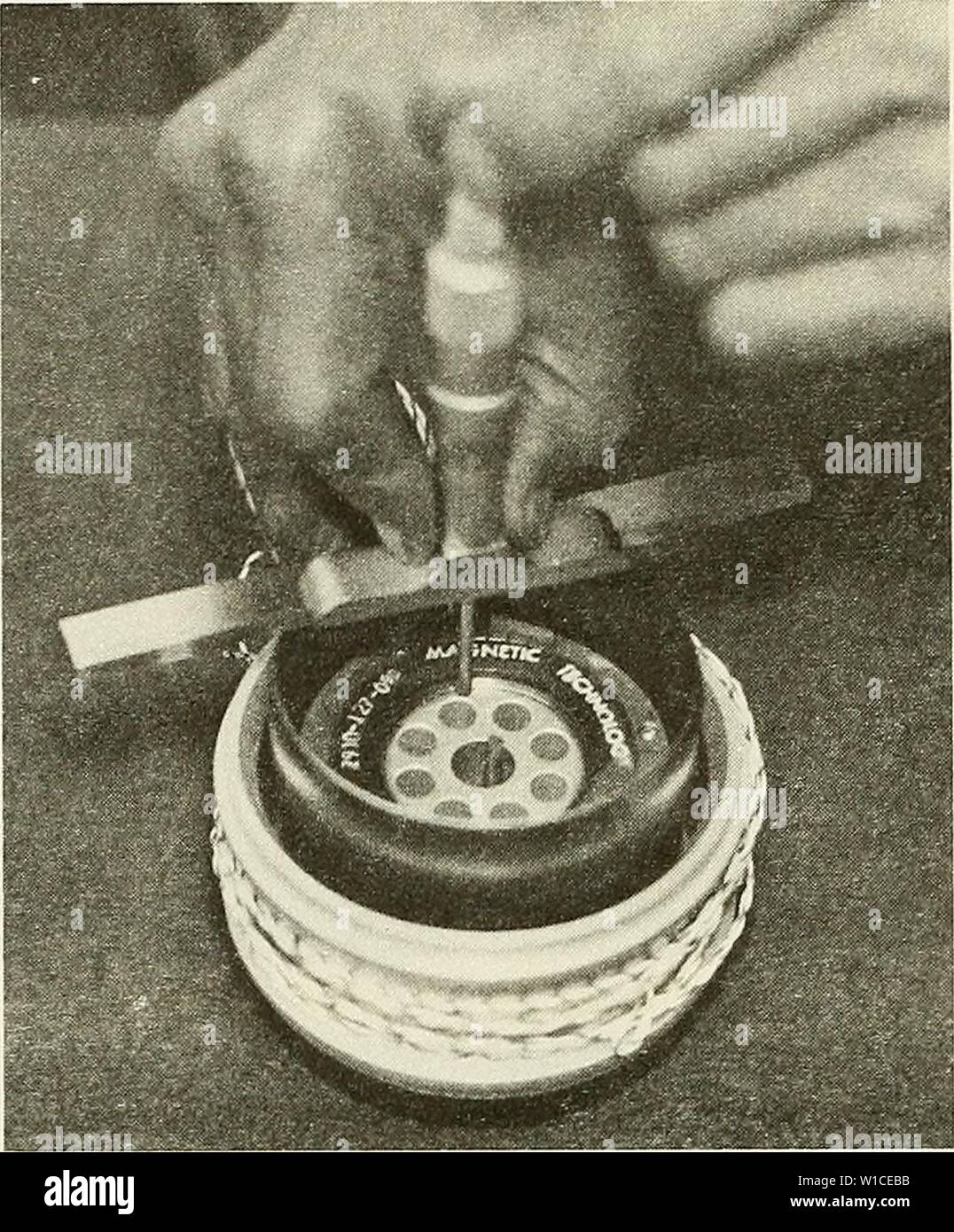 Archiv Bild von Seite 61 der Entwicklung einer Unterwasser Manipulator. Entwicklung eines Unterwasser Manipulator für die Verwendung auf einem frei-Schwimmen unmanned Submersible. developmentofund 00 boss Jahr: 1981 17. Einige Tropfen hochwertige genehmigten Öl (MIL-L -6085 A, MIL-L -8704 A, MIL-L-644 A) mit einem Vis-cosity Index von 70 in das Lager im Ständer montieren. 18. Anker einfügen mit Feld an der richtigen Stelle in den Stator montieren. Vermeiden Sie den Anker aus dem Feld (vgl. 14). 19. Das Feld mit den vier Innensechskantschrauben sichern. 20. Der Anker ist, wenn die Entfernung von der sur-t Stockfoto