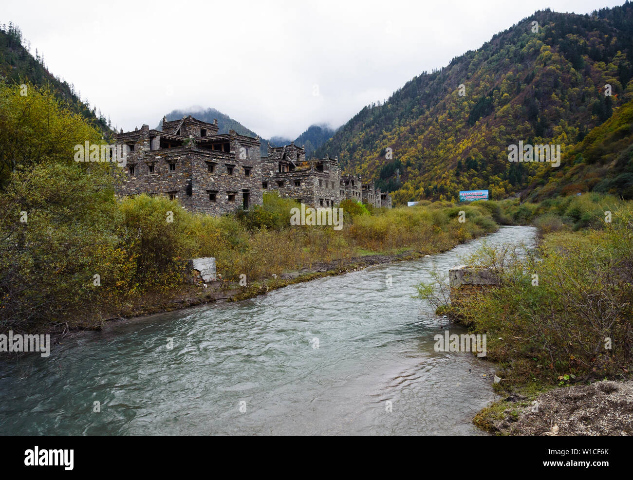 Neu entwickelte Tibetischen Dorf in der Nähe von Jiuzhaigou, Sichuan aufgegeben. Stockfoto