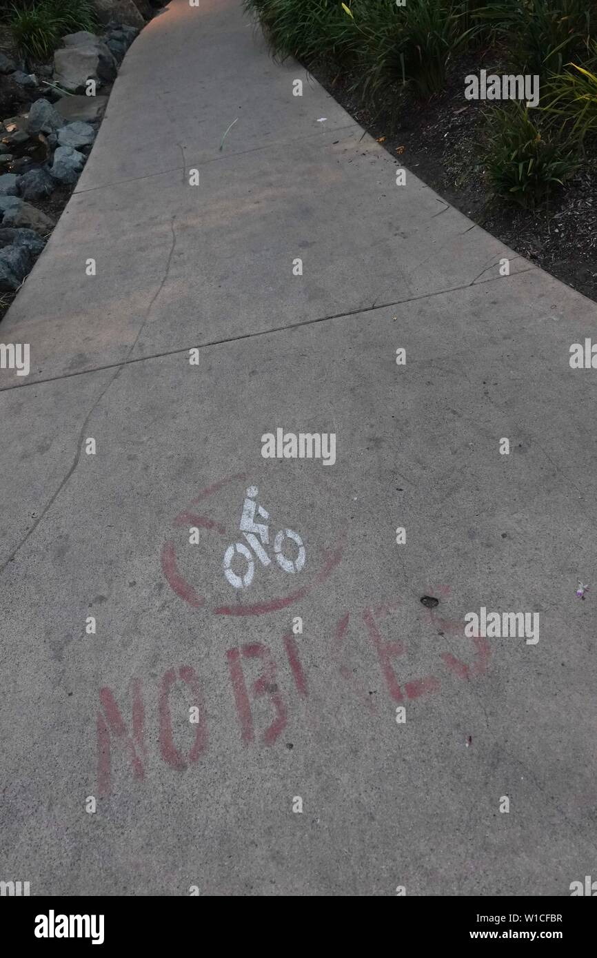 Ein Zeichen ist kein Bike spray entlang eines Wanderweges gemalt. Stockfoto