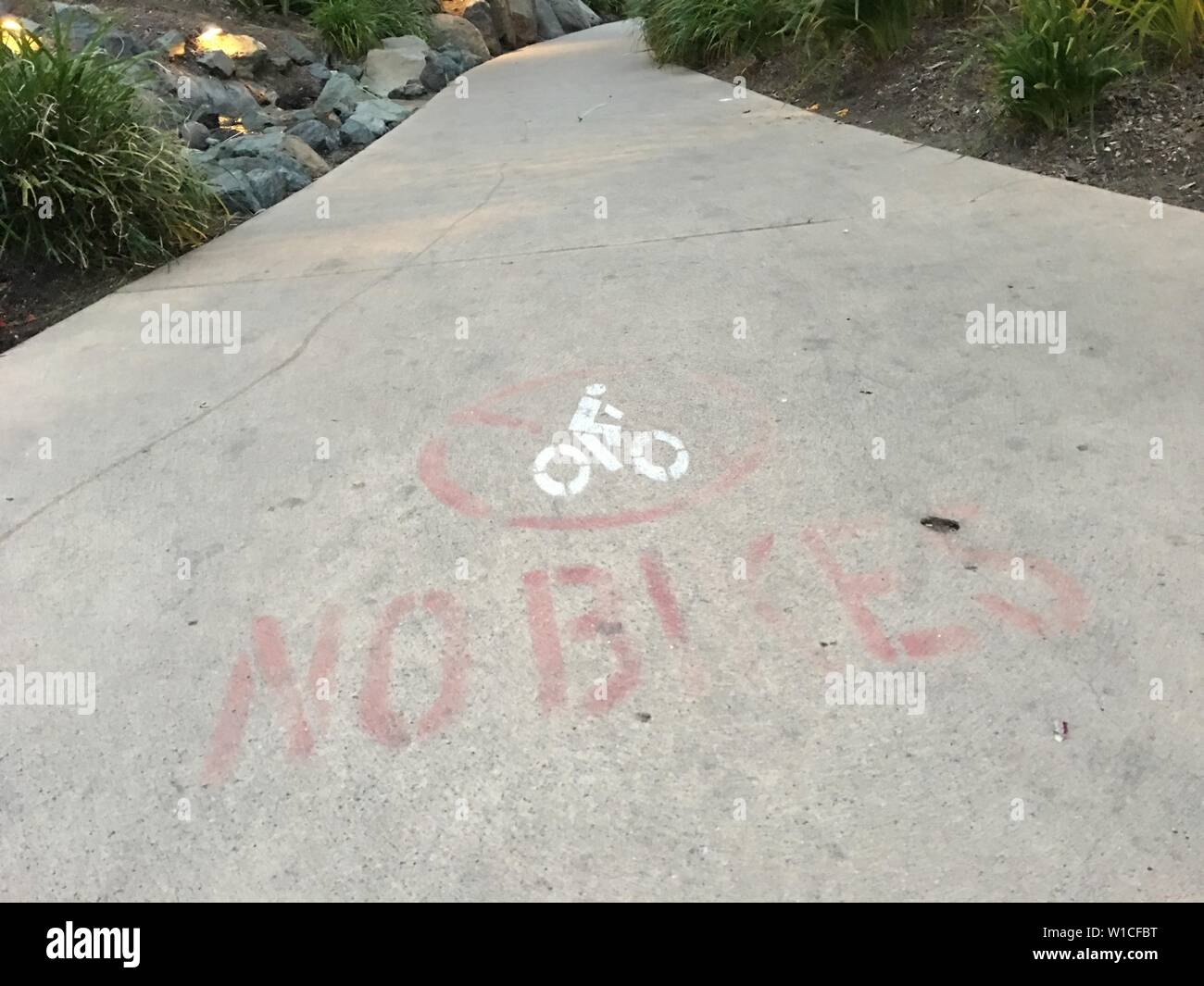 Ein Zeichen ist kein Bike spray entlang eines Wanderweges gemalt. Stockfoto