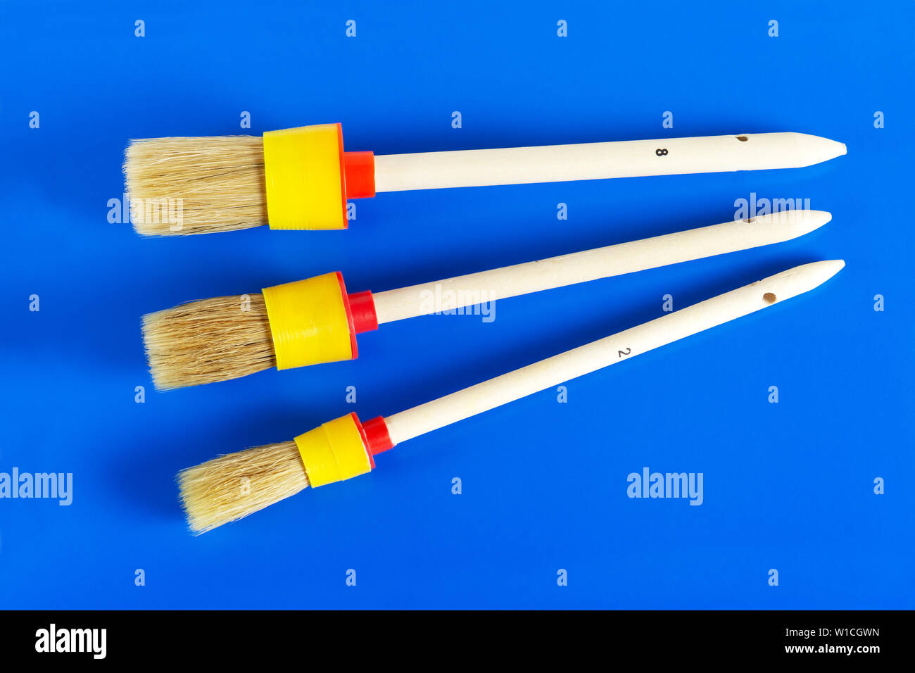 Pinsel Set. Close-up auf einem blauen Hintergrund. Stockfoto
