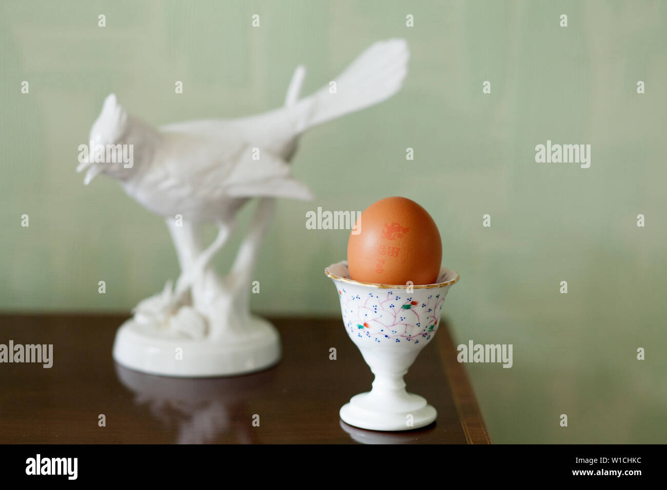 Weich gekochtes Ei weiter bird Statue zu peitschen Stockfoto