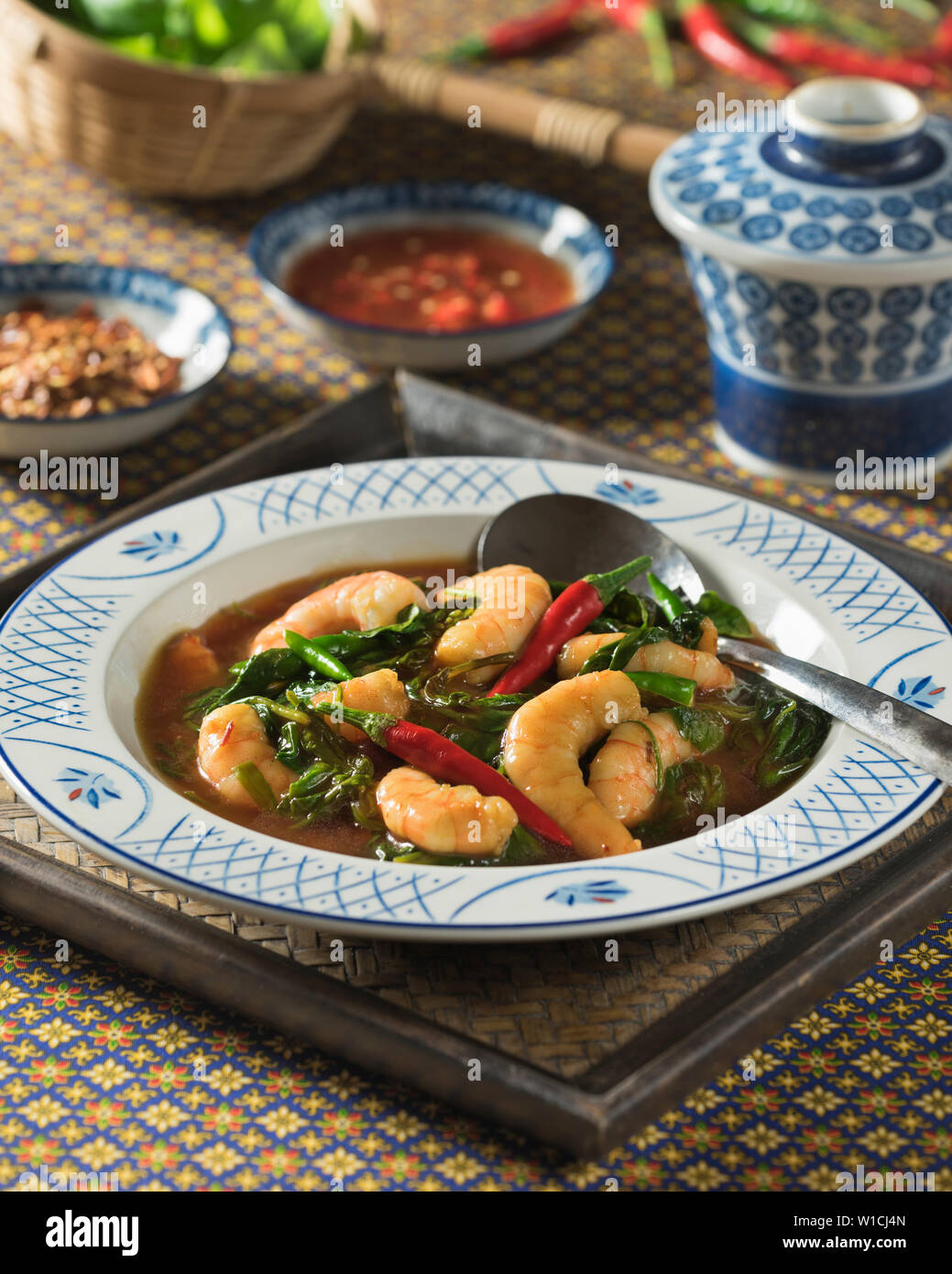 Pad Kra-Pao Kung. Thai Wok gebratene Garnelen mit Basilikum. Thailand Essen Stockfoto