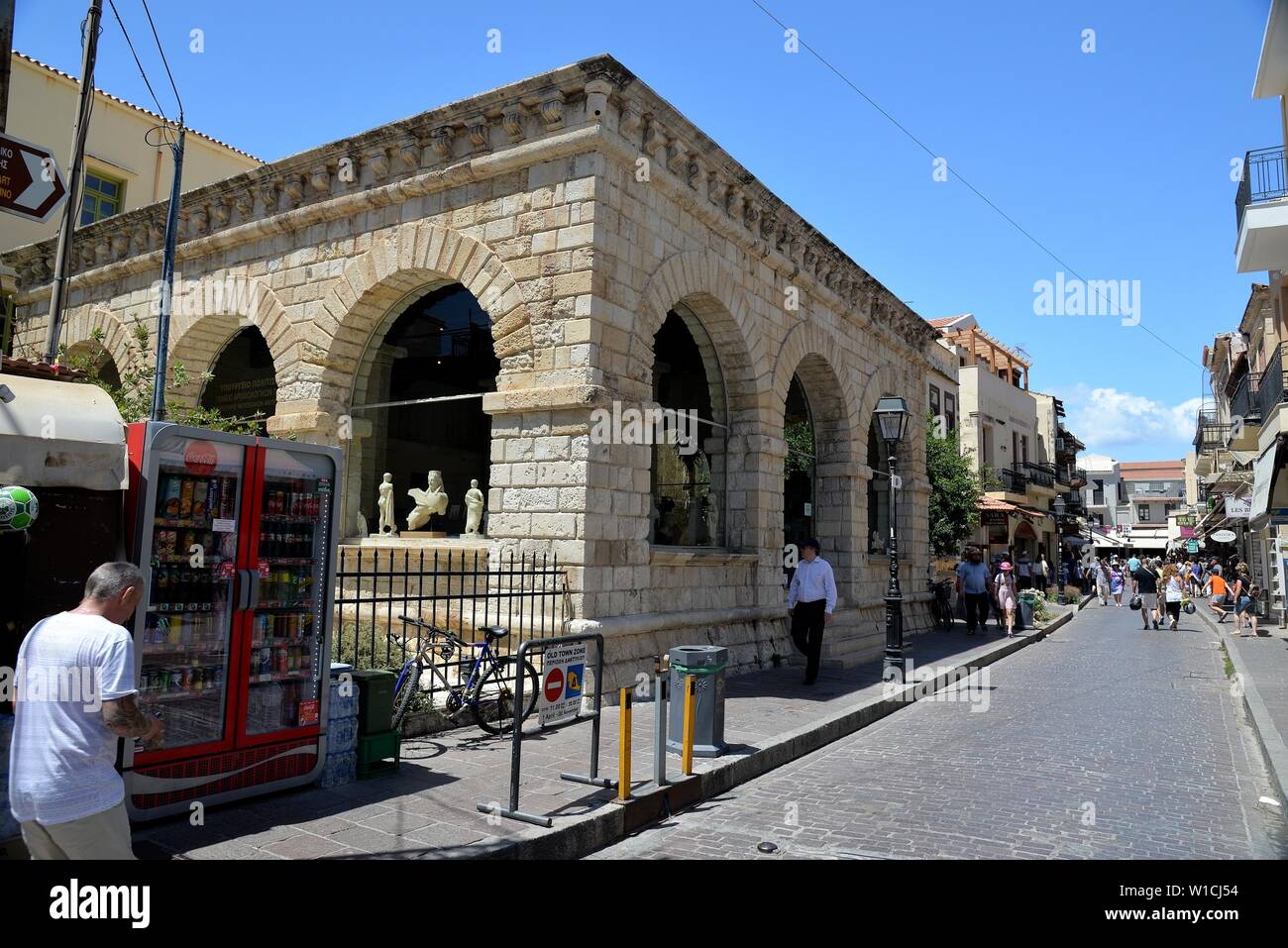 Ministerium für Kultur archäologische Belege Fonds Museum Shop und Main Street, Altstadt, Rethymnon, Kreta, Griechenland. Stockfoto
