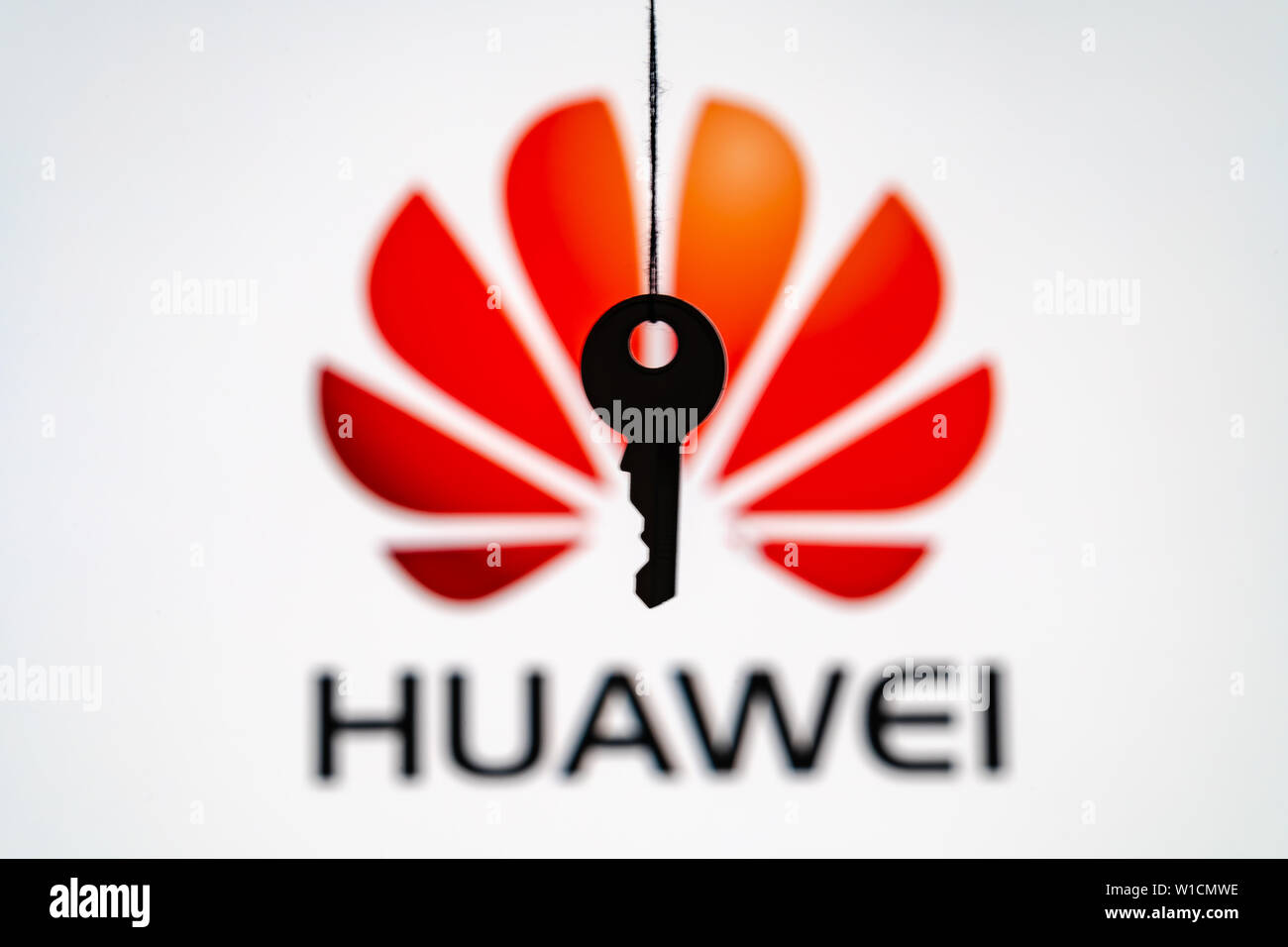 Huawei Logo im Hintergrund mit der Silhouette einer entsperren Schloss und Schlüssel Stockfoto