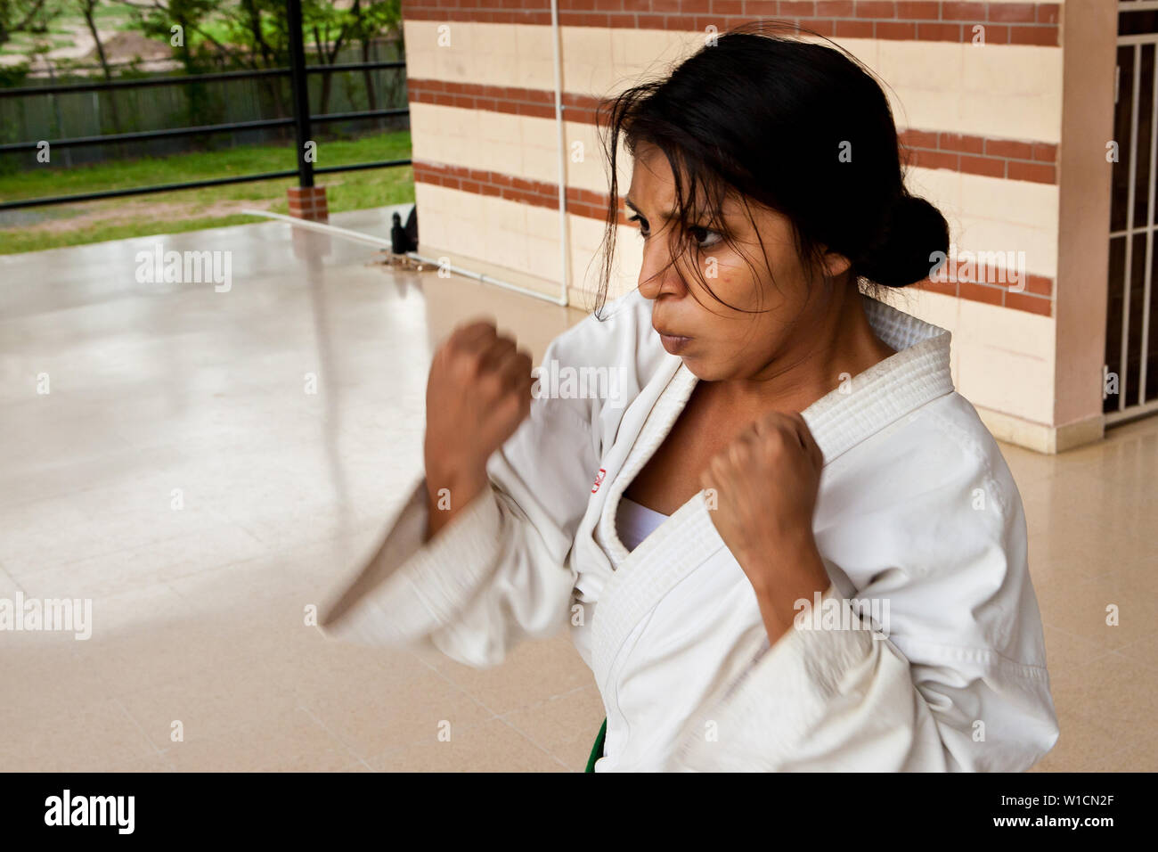 Weibliche practioner von Okinawan Gojo Ryu Karate in Penonome, Provinz Cocle, Republik Panama. Die karate Schule wurde von Sensei Carlos Martinez, der sich im Februar 2017 übergeben. Die Schule wurde ein Teil der IOGKF, International Okinawan Goju Ryu Karate Federation. Juli, 2015. Stockfoto