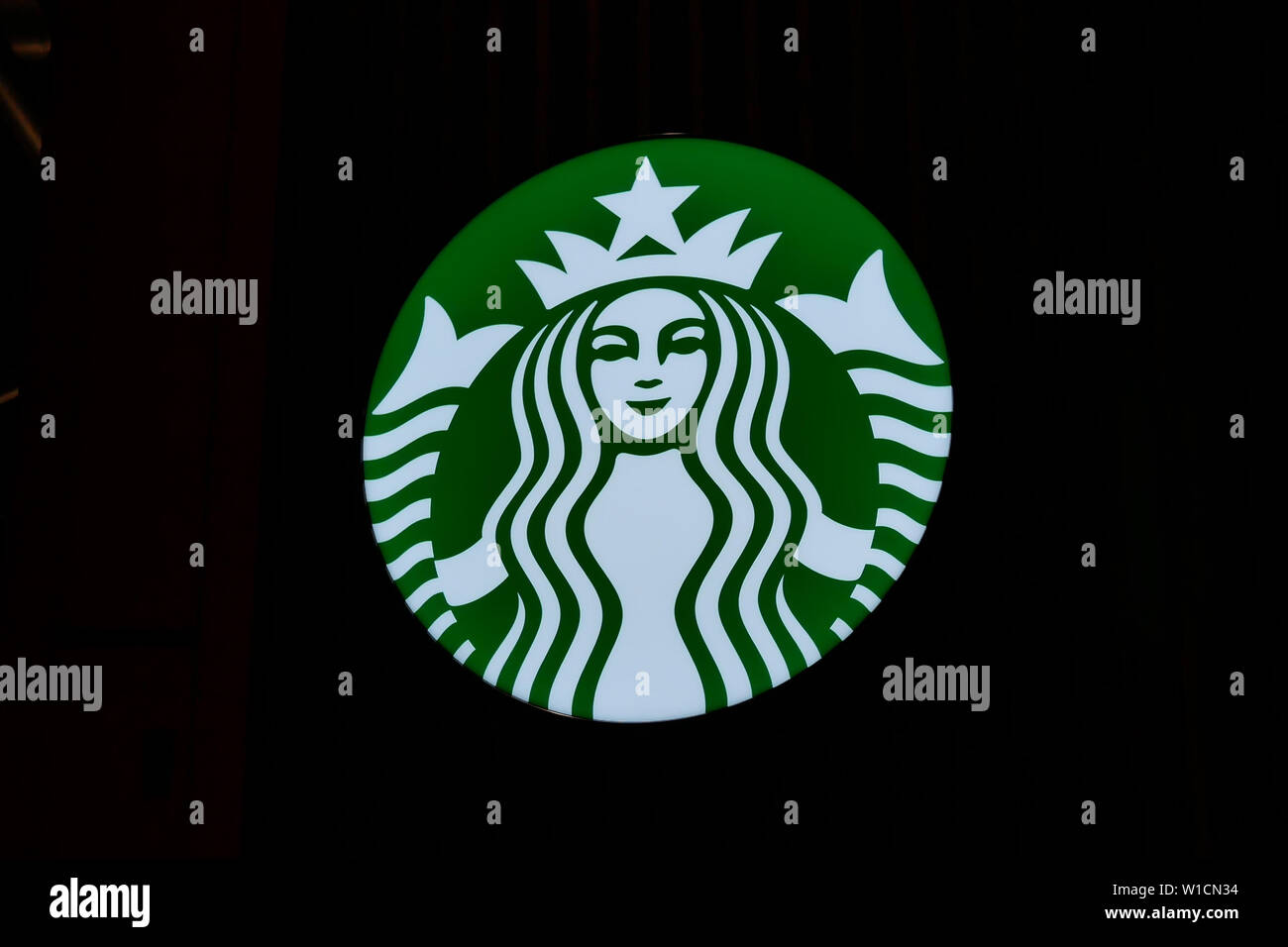 In der Nähe von Starbucks Logo auf dunkle Nacht Stockfoto