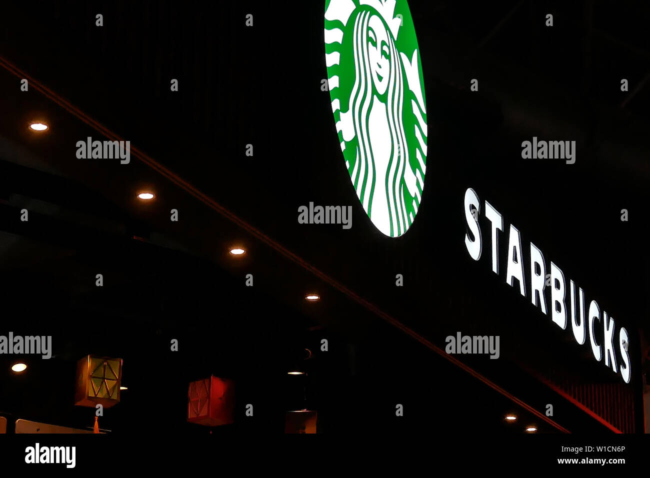 In der Nähe von Starbucks Logo auf dunkle Nacht Stockfoto