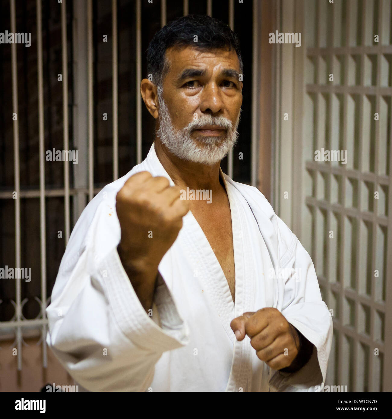 Portrait von Sensei Carlos Martinez, die Okinawanischen Gojo Ryu Karate Schule in Penonome, Provinz Cocle, Republik Panama führte. Sensei Carlos starb im Februar 2017. Die Schule wurde ein Teil der IOGKF, International Okinawan Goju Ryu Karate Federation. Februar, 2015. Stockfoto