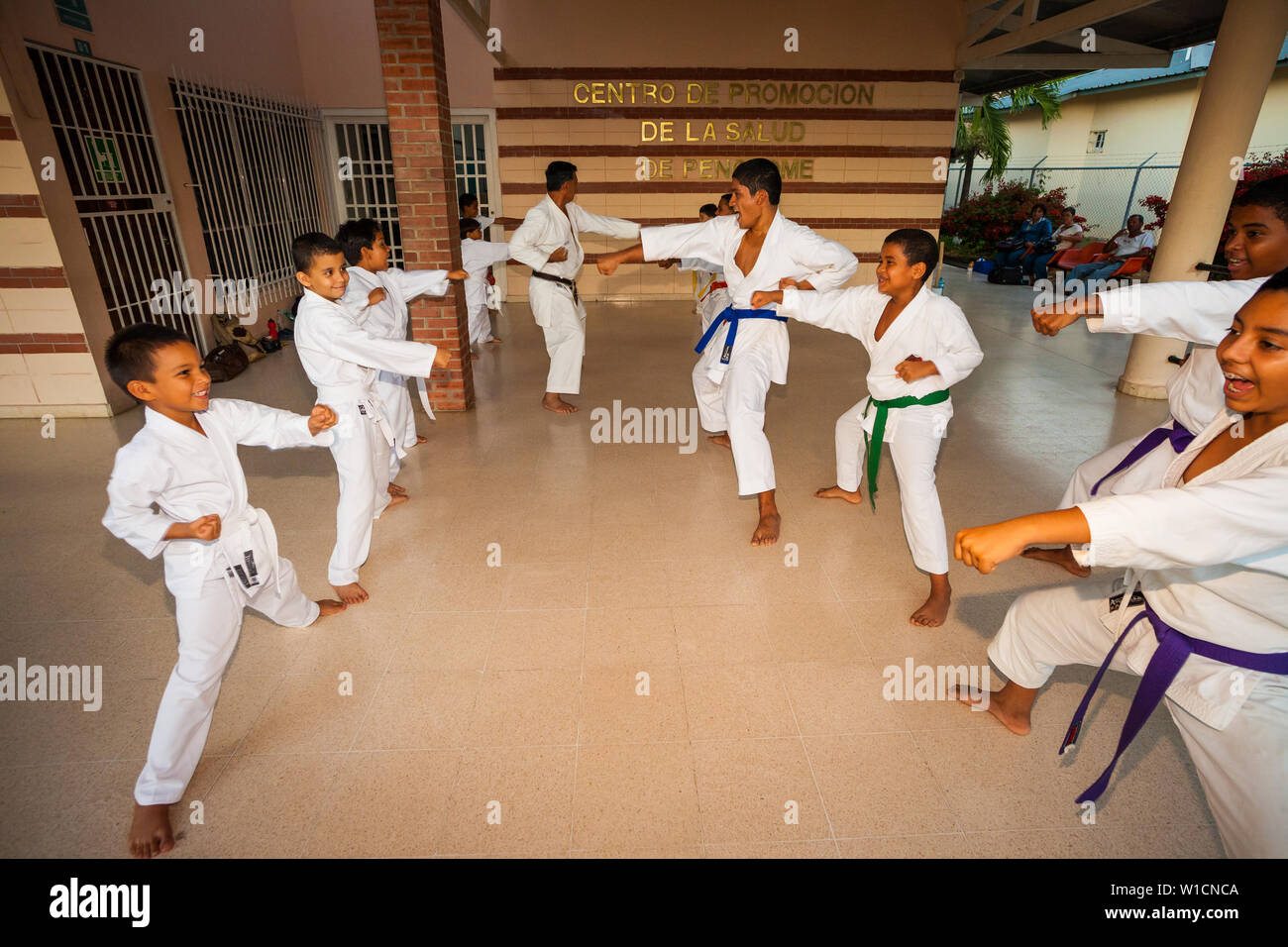 Okinawan Gojo Ryu Karate in Penonome, Provinz Cocle, Republik Panama. Die karate Schule wurde von Sensei Carlos Martinez, der sich im Februar 2017 übergeben. Die Schule wurde ein Teil der IOGKF, International Okinawan Goju Ryu Karate Federation. März, 2014. Stockfoto