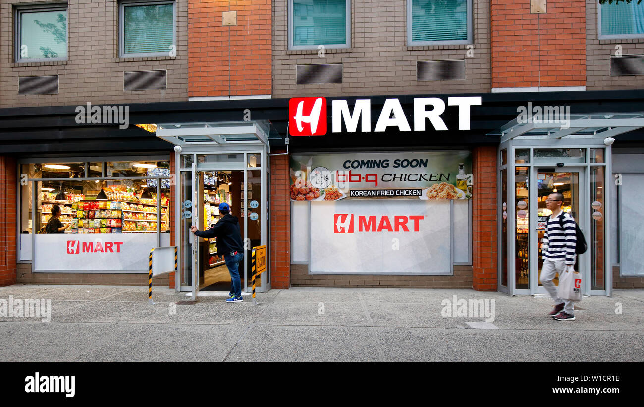 H Mart, 35 Third Ave, New York, NY. Außenfassade eines asiatischen Lebensmittelläden im East Village Viertel von Manhattan. Stockfoto