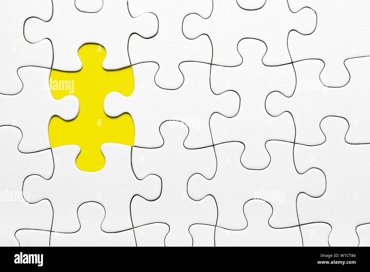 Puzzleteil fehlt auf gelbem Hintergrund Stockfoto