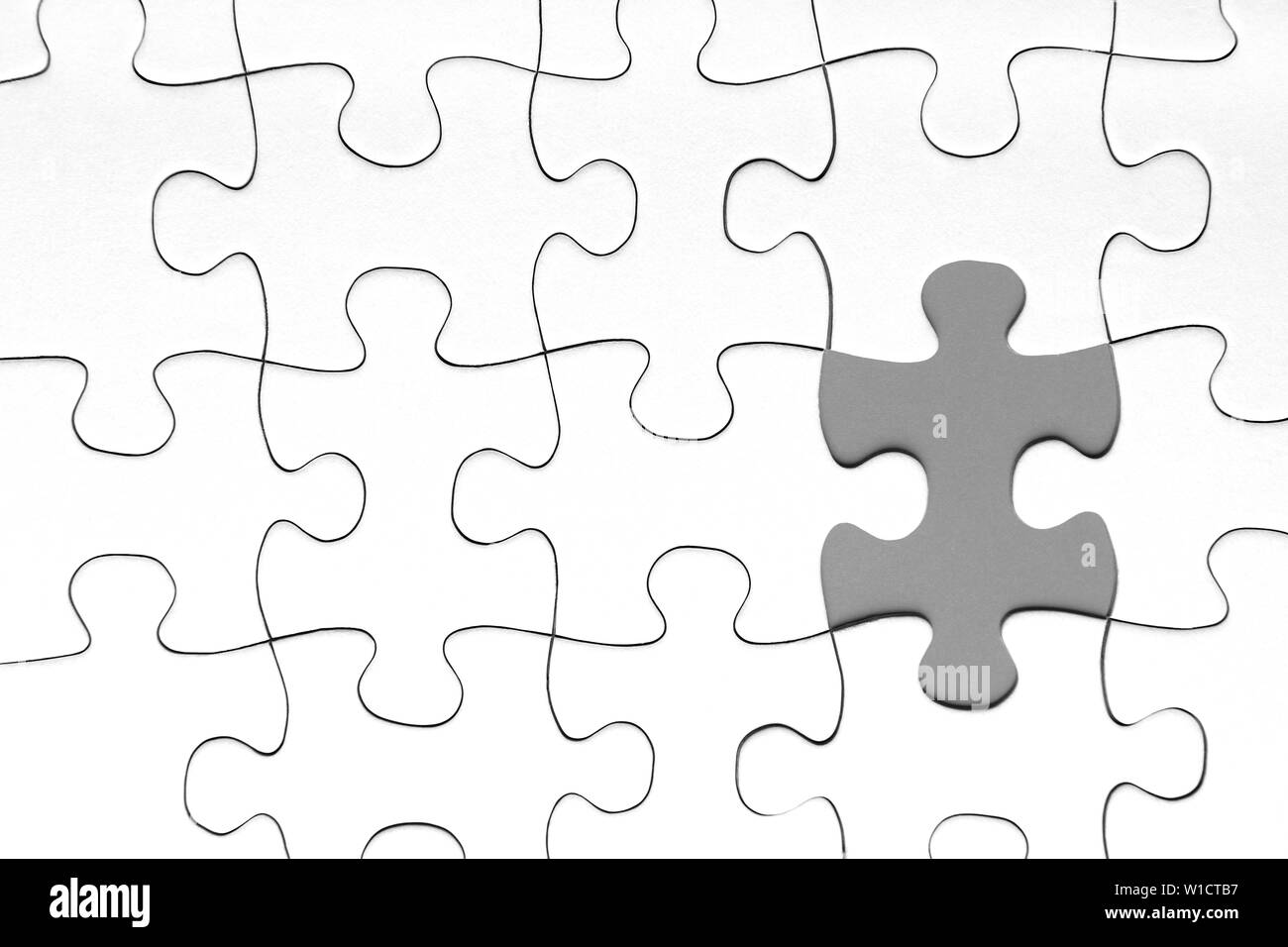 Grau Puzzleteil in zwischen der weißen Puzzleteile, Business Konzept Stockfoto