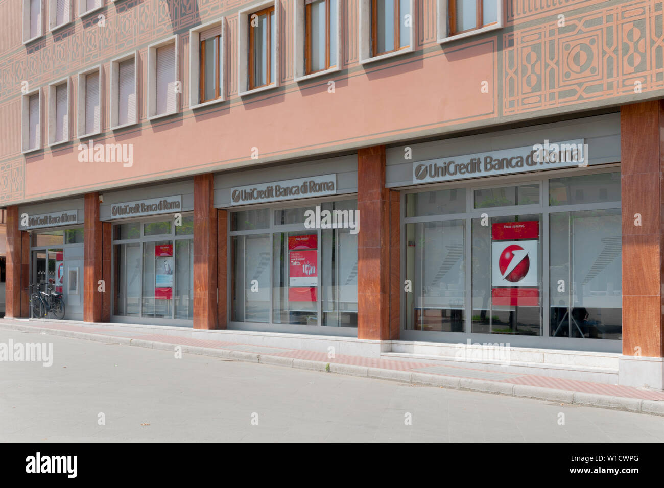 Unicredit Banca Di Roma Gebaude Im Stadtteil Eur In Rom Stockfotografie Alamy