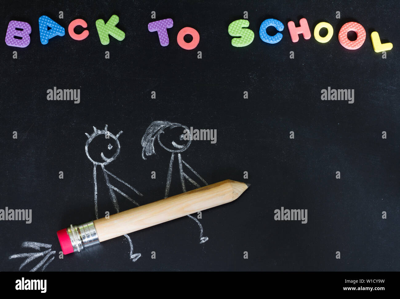 Zurück zu Schule Hintergrund Konzept mit Kindern auf den Bleistift Rakete Stockfoto