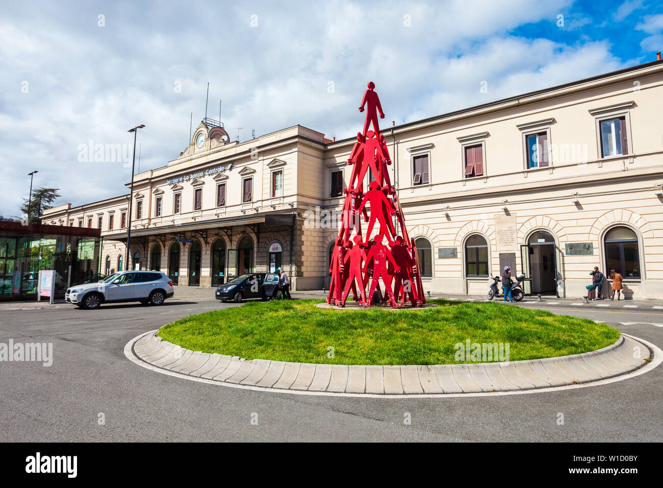 LA SPEZIA, Italien - 07 April 2019: Pyramyd rot Denkmal in der Nähe der Hauptbahnhof von La Spezia, Ligurien Region in Italien Stockfoto