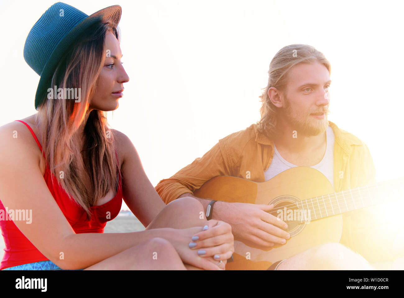 Glückliche Gruppe von Freunden mit Party am Strand Stockfoto
